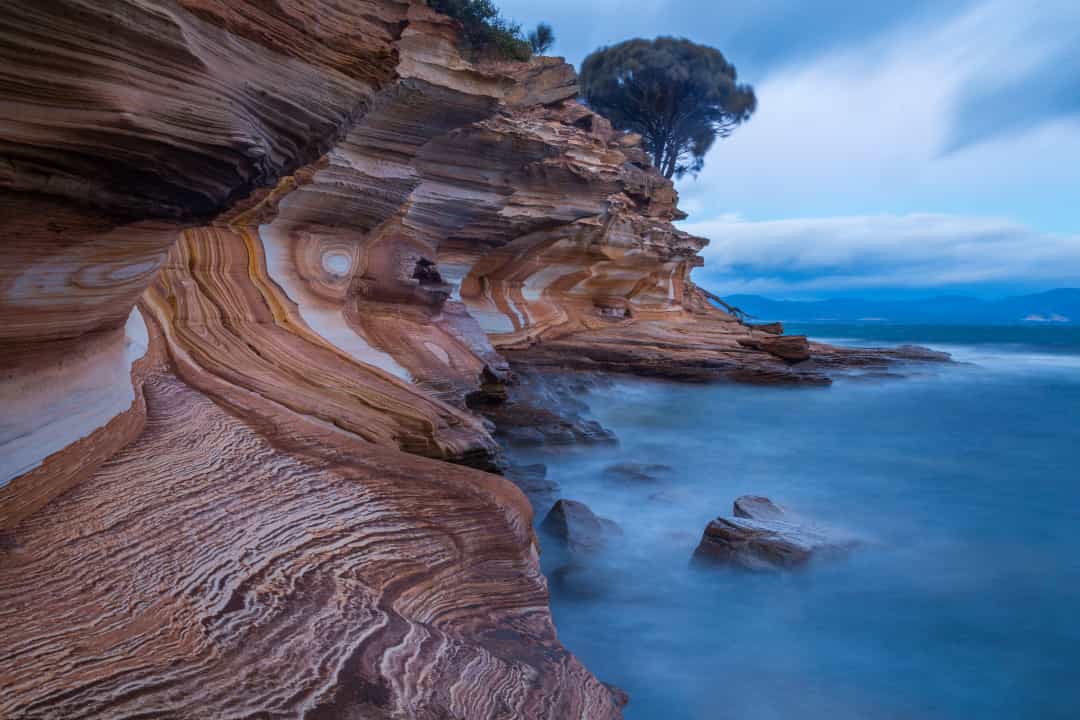 Những tảng đá và vách đá bị xói mòn tuyệt đẹp tại Đảo Maria, trên bờ biển phía đông của Tasmania.