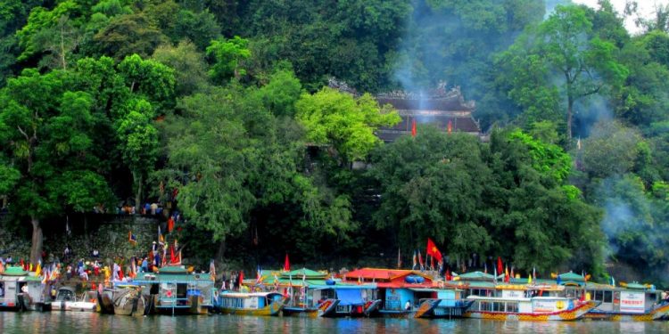 Hòn Chén, cảnh đẹp bên dòng sông Hương - 02