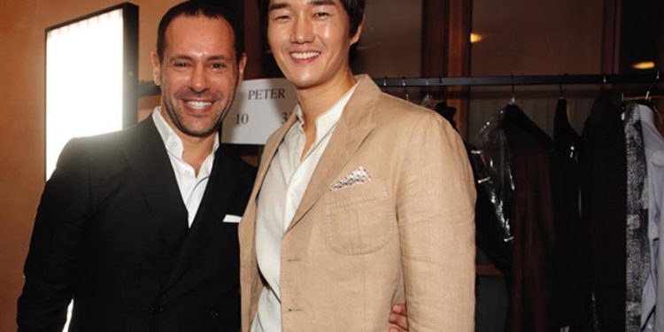 Nam diễn viên Ji Tae You được đo ni đóng giày