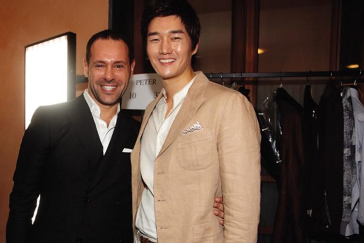 Nam diễn viên Ji Tae You được đo ni đóng giày