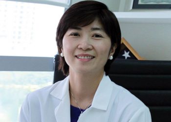 bác sĩ Nam Trân Phạm, Giám đốc Y khoa của phòng khám American Eye Center