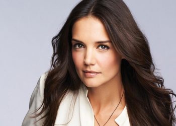 Katie Holmes đại diện cho Bobbi Brown