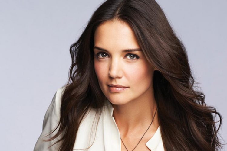 Katie Holmes đại diện cho Bobbi Brown