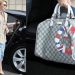 Kylie Minogue sử dụng túi Gucci Boston