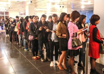 Người dân xếp hàng trật tự tại bến xe – biểu tượng của ý thức xã hội.