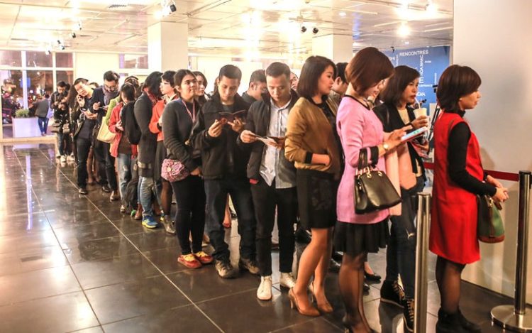 Người dân xếp hàng trật tự tại bến xe – biểu tượng của ý thức xã hội.