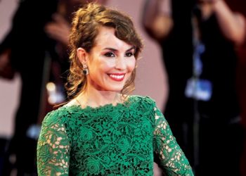 Diện ren từ đầu đến chân