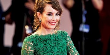 Diện ren từ đầu đến chân