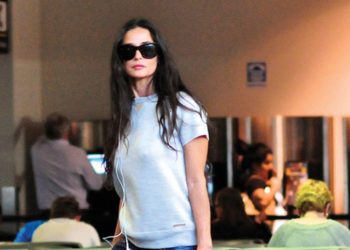 Demi Moore dạo phố với túi xách Salvatore Ferragamo