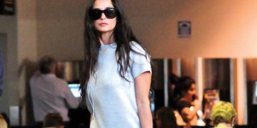 Demi Moore dạo phố với túi xách Salvatore Ferragamo