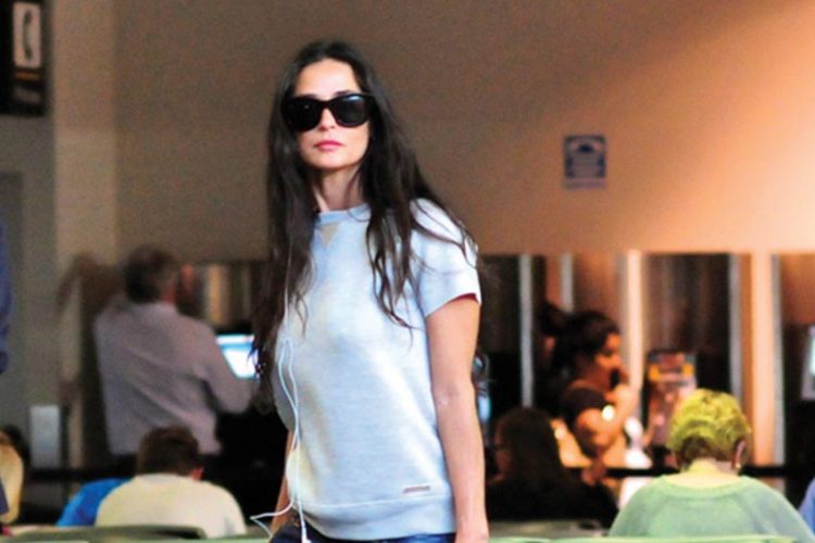 Demi Moore dạo phố với túi xách Salvatore Ferragamo