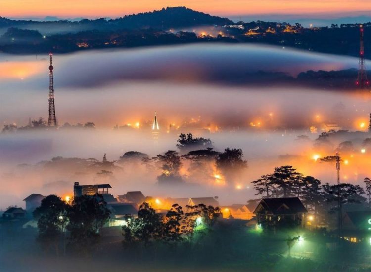 Cầu ánh sáng lãng mạn trên hồ Xuân Hương ở Đà Lạt về đêm