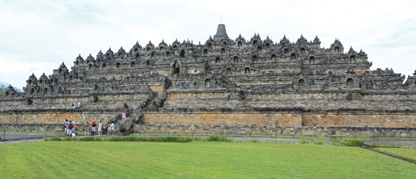 Borobudur một năm, một tháng và một ngày - 1