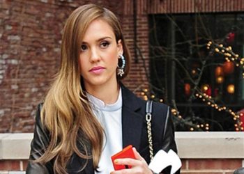 Jesica Alba diện giày của Salvatore Ferragamo