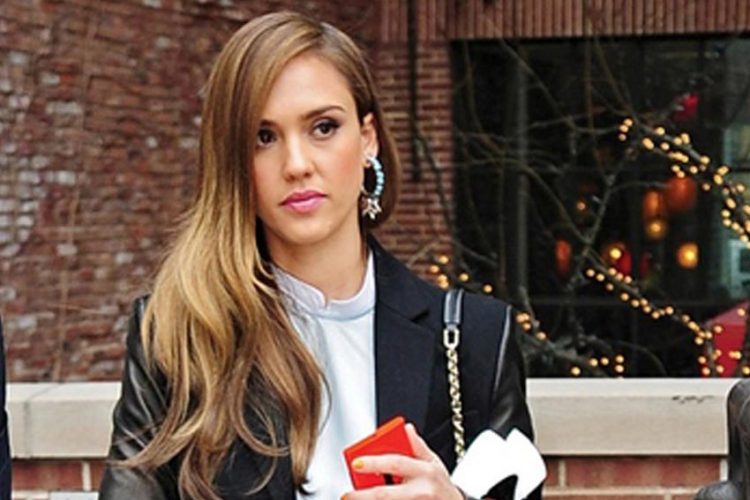 Jesica Alba diện giày của Salvatore Ferragamo