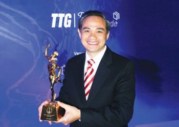 Ông Trần Đoàn Thế Duy - Phó tổng giám đốc Vietravel nhận giải thưởng trí thức trẻ tiêu biểu