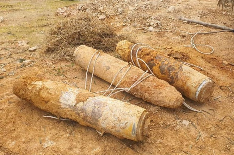 Những mảnh bom còn sót