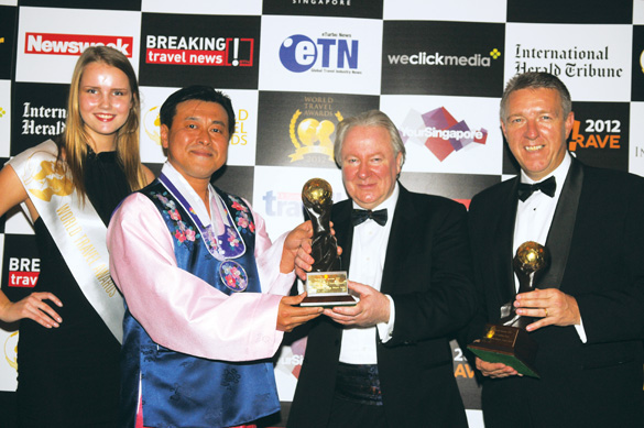Từ trái qua: Ông Lee Yong Nam - Tổng giám đốc Kumho Asiana Plaza Saigon, ông Graham E. Cooke - Chủ tịch và nhà sáng lập giải thưởng World Travel Awards và ông Fergus Stewart