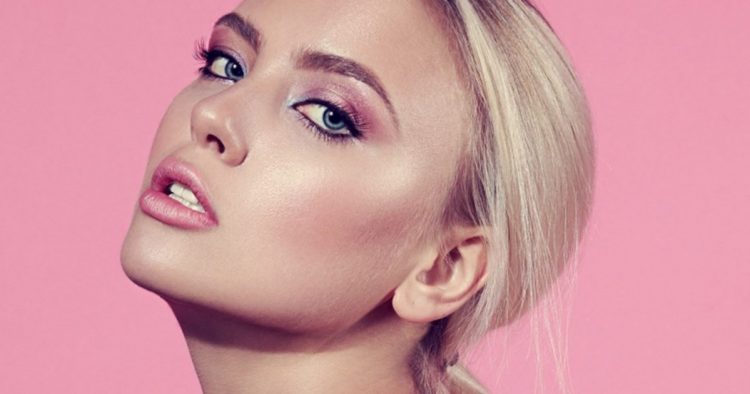 Trang điểm eyeliner sắc màu - 1