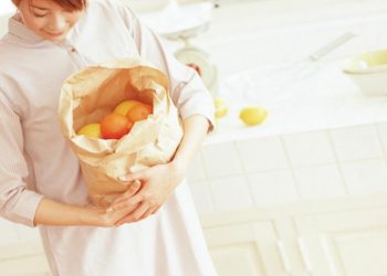 Chuyện nhà tôi: Đàn bà đẹp nhất lúc… ngồi gọt khoai