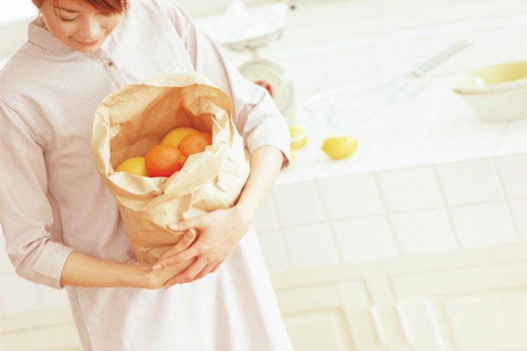 Chuyện nhà tôi: Đàn bà đẹp nhất lúc… ngồi gọt khoai