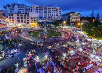 Khi trung tâm thương mại lên phố núi