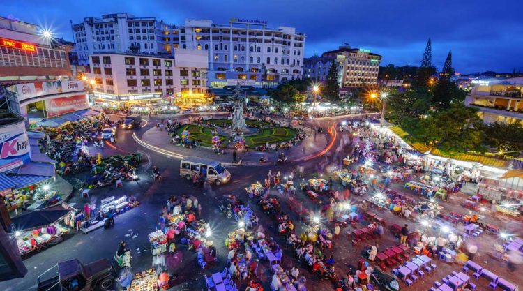 Khi trung tâm thương mại lên phố núi