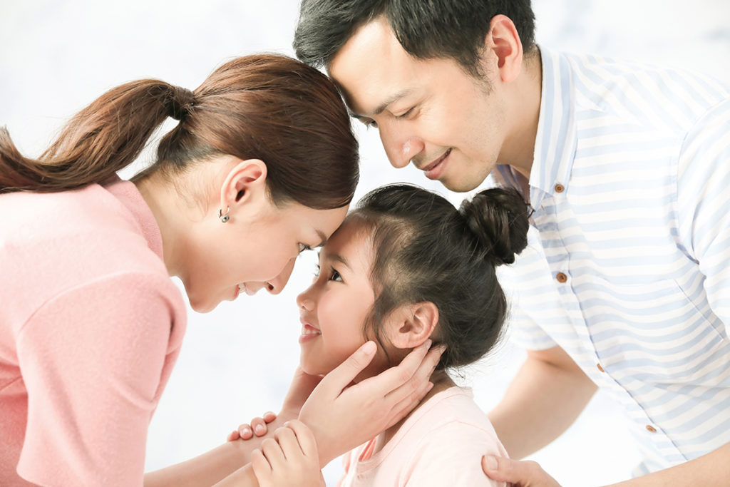 Người Việt chào hỏi nhau thân mật trên đường phố, thể hiện mối quan hệ gần gũi như trong gia đình