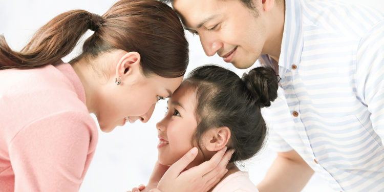 Người Việt chào hỏi nhau thân mật trên đường phố, thể hiện mối quan hệ gần gũi như trong gia đình