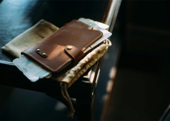 Một người trẻ trả lại ví tiền cho người lớn tuổi giữa phố – hình ảnh gợi nhắc sự tử tế và lòng trung thực.