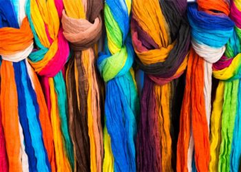 Bảng màu với các dải sắc độ tươi sáng và trầm lặng – tượng trưng cho cảm xúc và cá tính con người qua màu sắc.