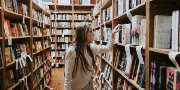 Người đang đọc sách bên hồ bơi trong kỳ nghỉ