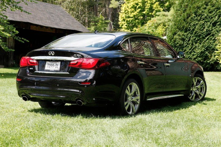 004-2015-infiniti-q70l-quick-spin-1