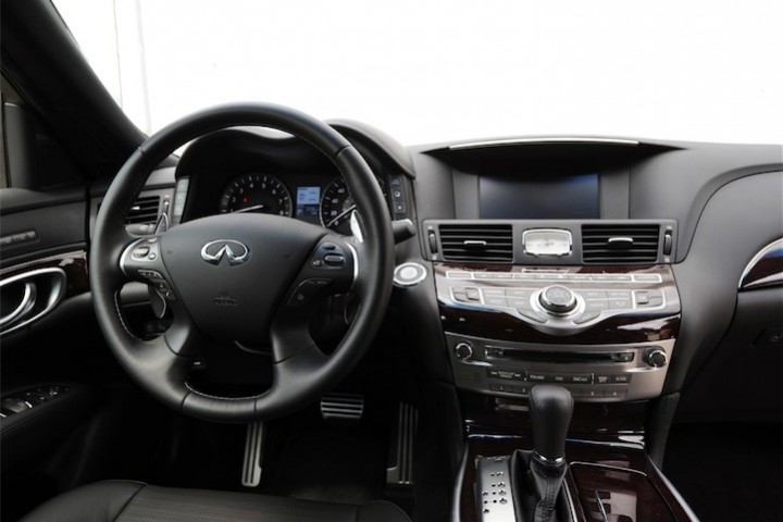 012-2015-infiniti-q70l-quick-spin-1