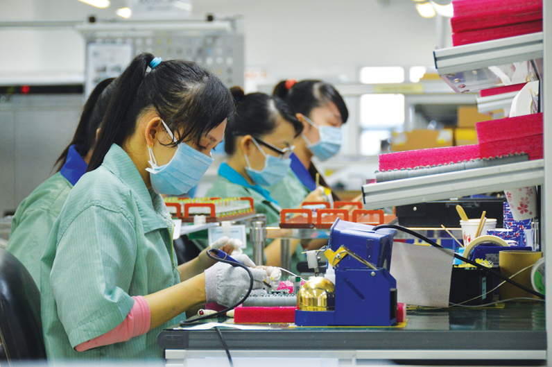 Sản xuất vi mạch tại một công ty trong Khu chế xuất Tân Thuận