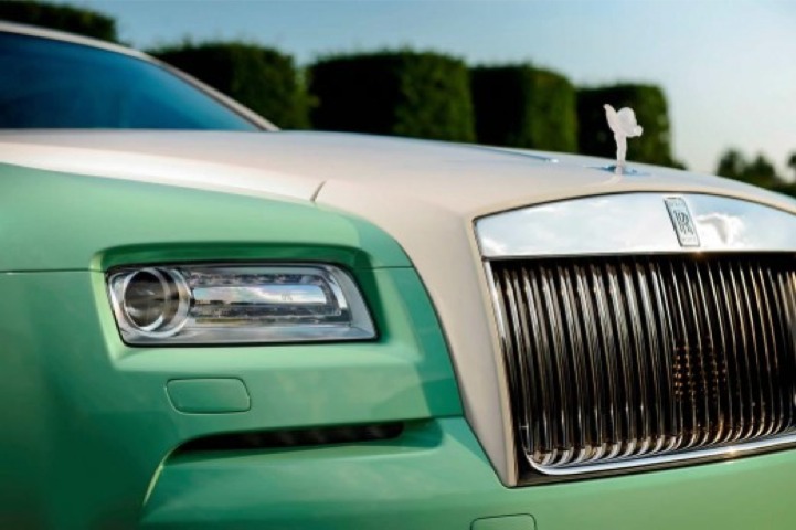 Michael-Fux-buys-Lime-Green-Rolls-Royce-Wraith-3-520x346
