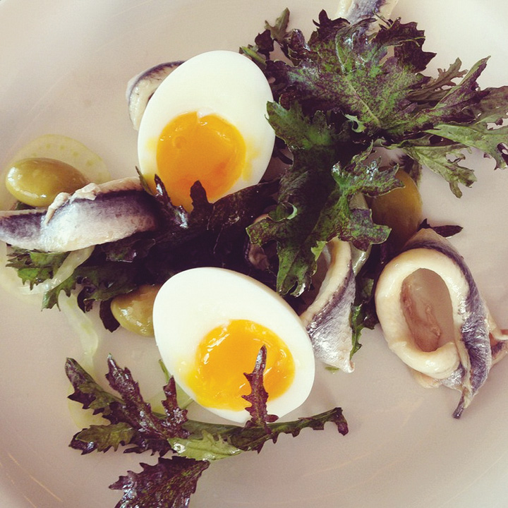 Món cá trồng xông khói ăn kèm với trứng luộc lòng đào và trái olive