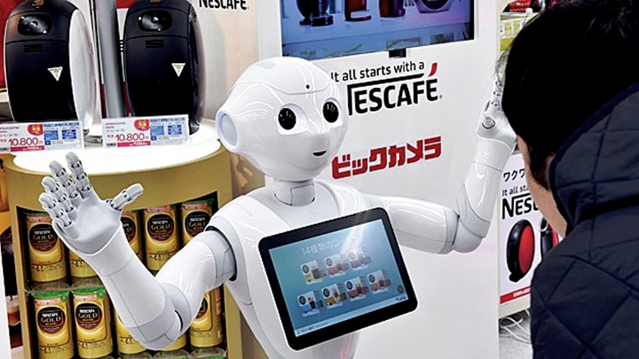 Robot Pepper đang giới thiệu các mặt hàng cho khách