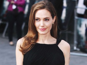 DN618-TinTD-310715-Angelina Jolie