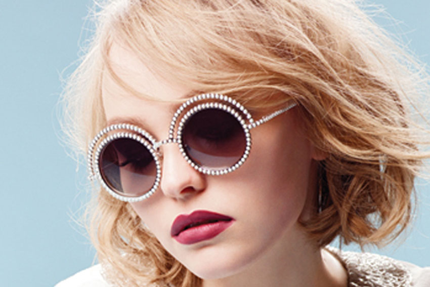 Lily-Rose Depp là đại sứ thương hiệu mới của bộ sưu tập mắt kính Pearl