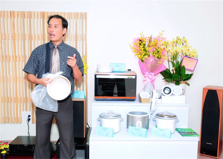 Ông Trần Đình Khôi - tổng giám đốc Belco - giới thiệu sản phẩm nồi cơm điện tráng men Carlota