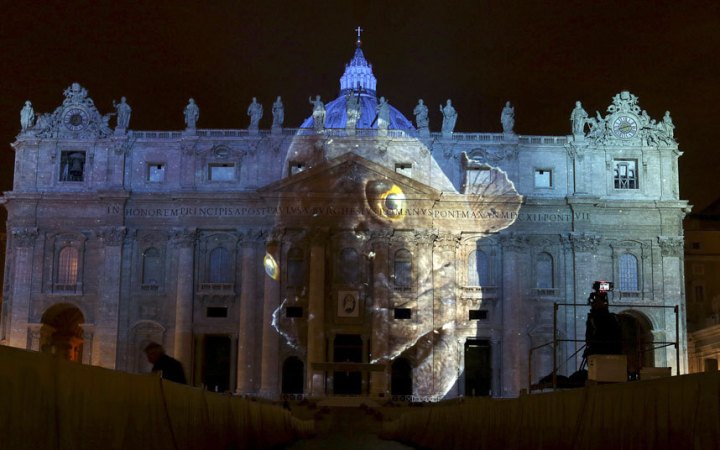 Trình diễn ánh sáng “Fiat Lux” tại nhà thờ St. Peter’s Basiliaca
