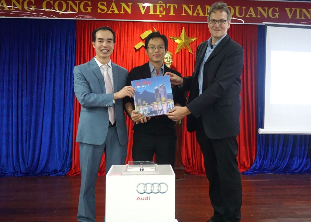 Mr. Nguyen Phu Tan - Giam doc chi nhanh Audi Da Nang trao tang sach cho ban doc may man