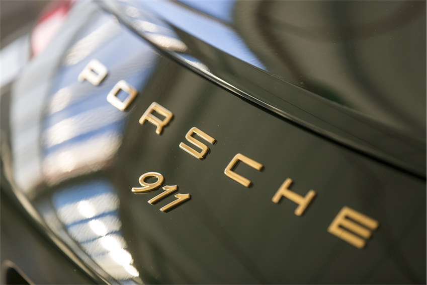 Chiếc Porsche 911 thứ một triệu với huy hiệu bằng vàng