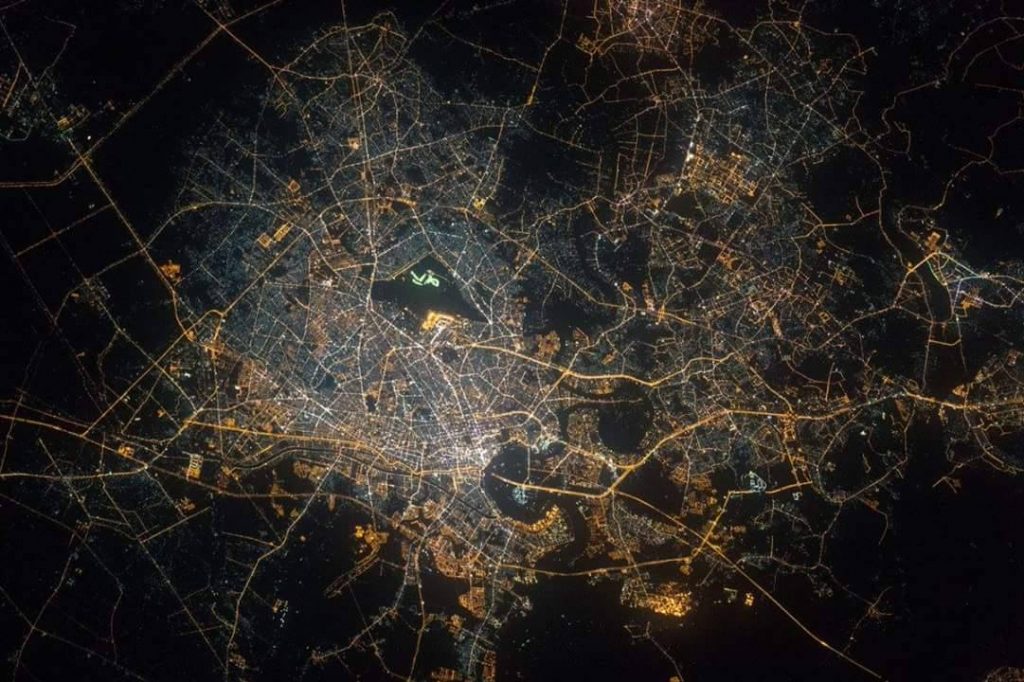 1 trong 10 bức ảnh đẹp nhất mà phi hành gia người Mỹ - Scott Kelly - chụp từ trạm vũ trụ ISS được NASA công bố, bức ảnh chụp Sài Gòn vào ban đêm vào năm 2016 thấy rõ và sáng nhất là sân golf Tân Sơn Nhất