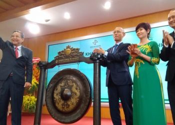 Lãnh đạo Tập đoàn Lộc Trời đánh chiêng khai mạc ngày giao dịch đầu tiên trên sàn chứng khoán.