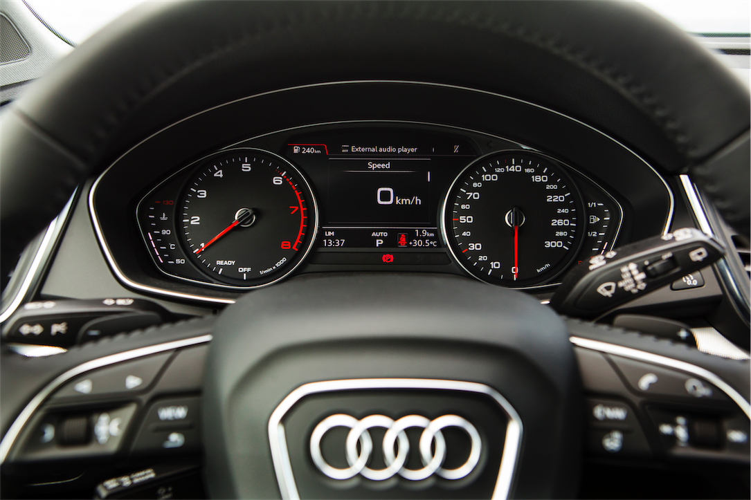 Hệ thống hiển thị màu thông tin hỗ trợ người lái ngay chính giữa hai đồng hồ cơ học hình tròn với kích thước 7 inch. Người điểu khiển có thể lựa chọn hai chế độ hiển thị bằng nút chuyển đổi “View” trên vô-lăng đa chức năng. 