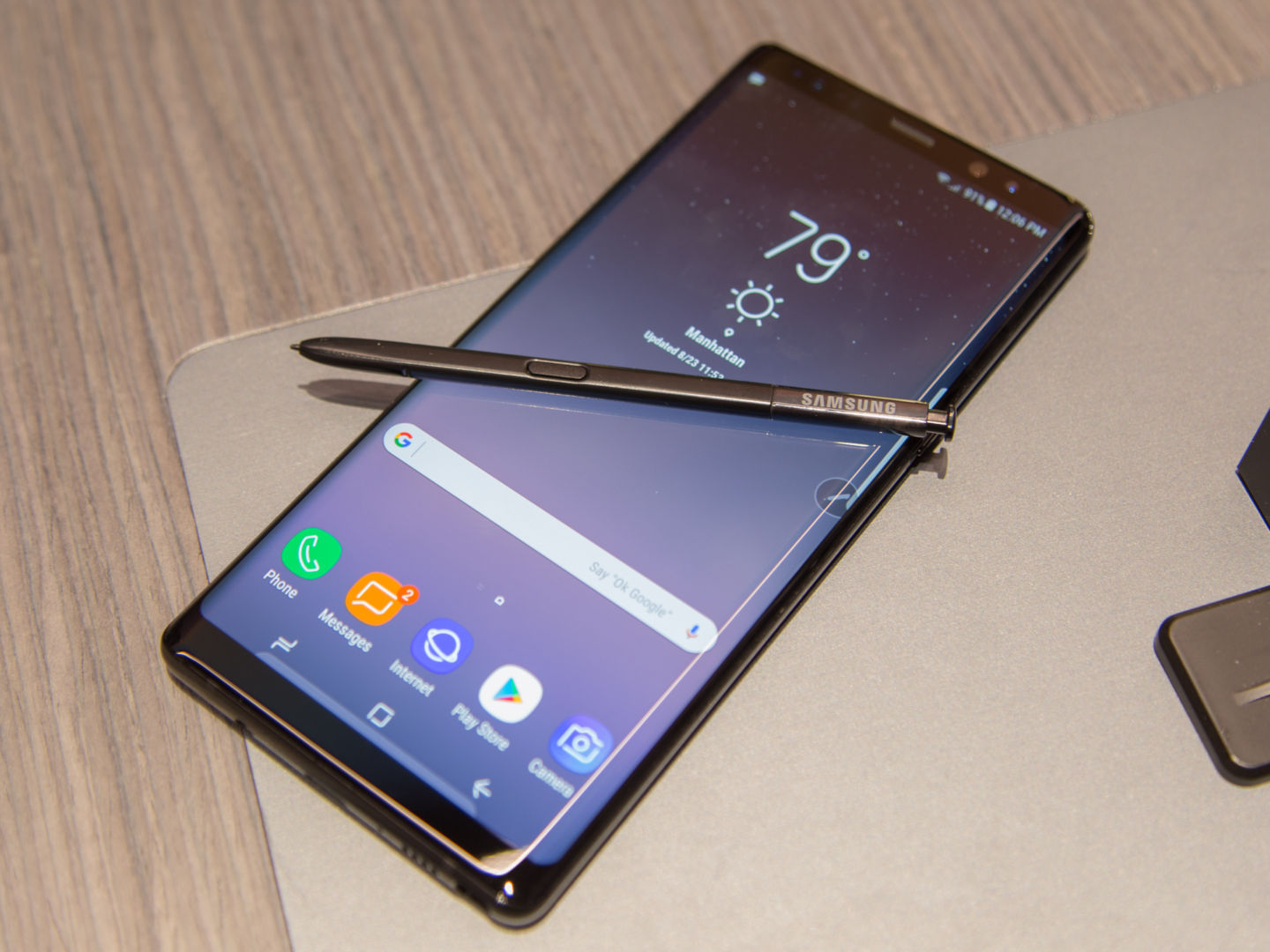 Galaxy Note 8 ra mắt với màn hình vô cực, camera kép, S Pen thông minh hơn.