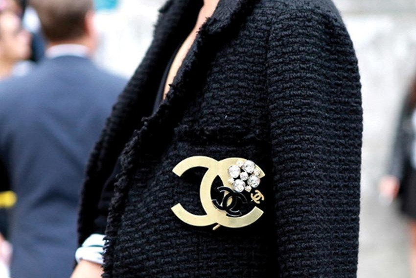 MOMOCO  Ra đời vào năm 1954 những chiếc áo khoác vải tweed của Coco Chanel  đã mở ra một cuộc cách mạng cho trang phục của nữ giới và thay đổi