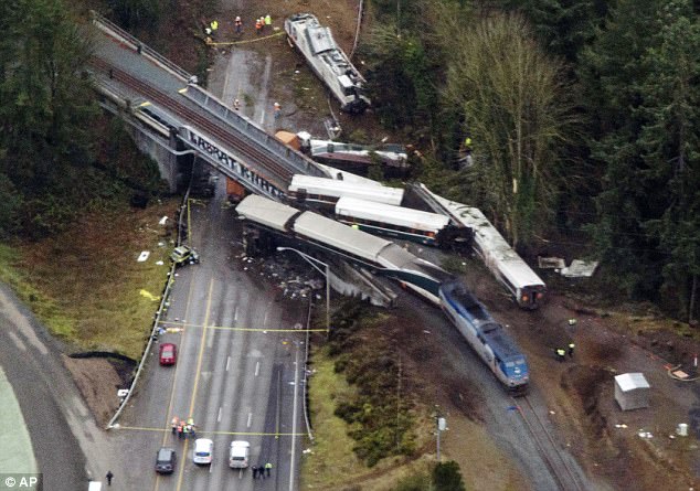 Đoàn tàu chở khách trật đường ray, lao xuống cao tốc ở bang Washington, Mỹ